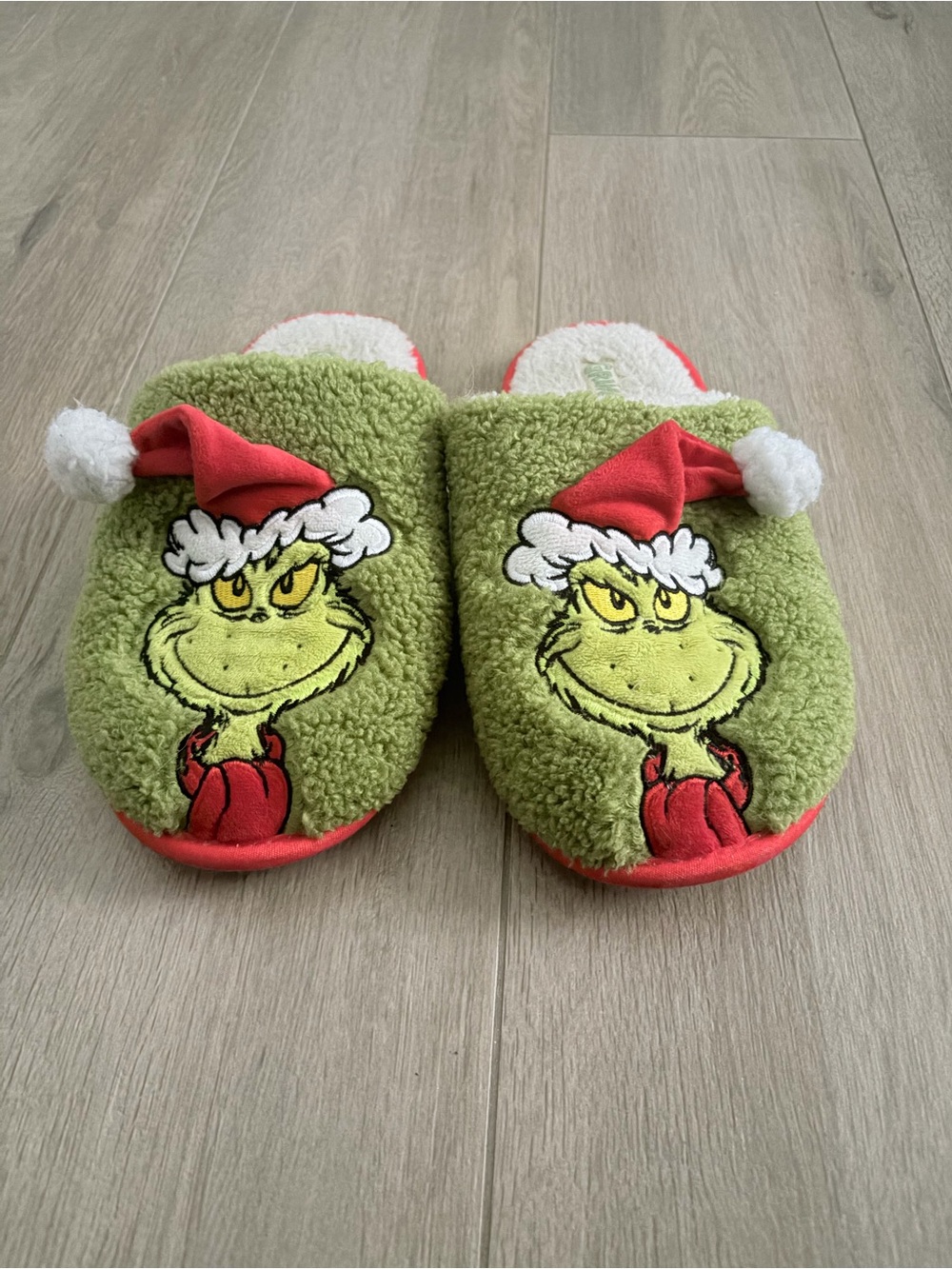 Women’s Grinch Plush Slip-On Slippers - Green